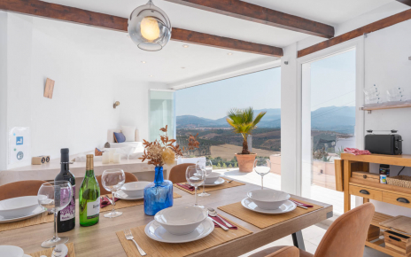 Espacio diáfano de salón / comedor / cocina con vistas